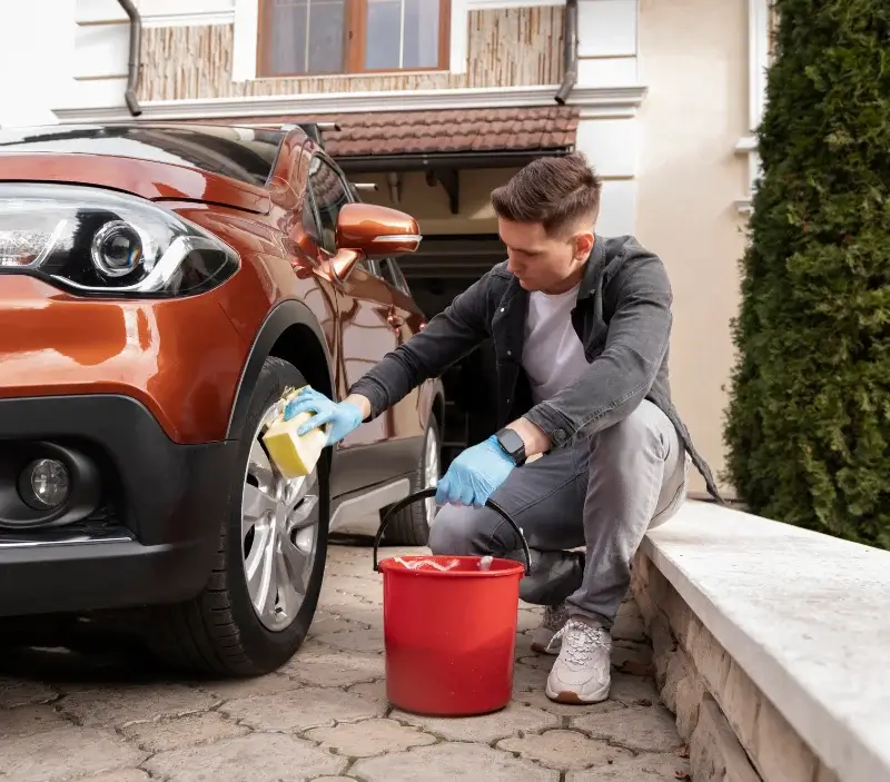 Lavage auto à domicile Les Mayons : professionnel intervenant sur un véhicule